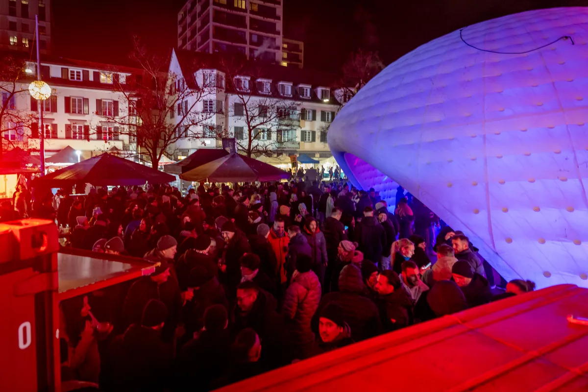 Man sieht grosse Menschenmengen und ein Igluzelt. 